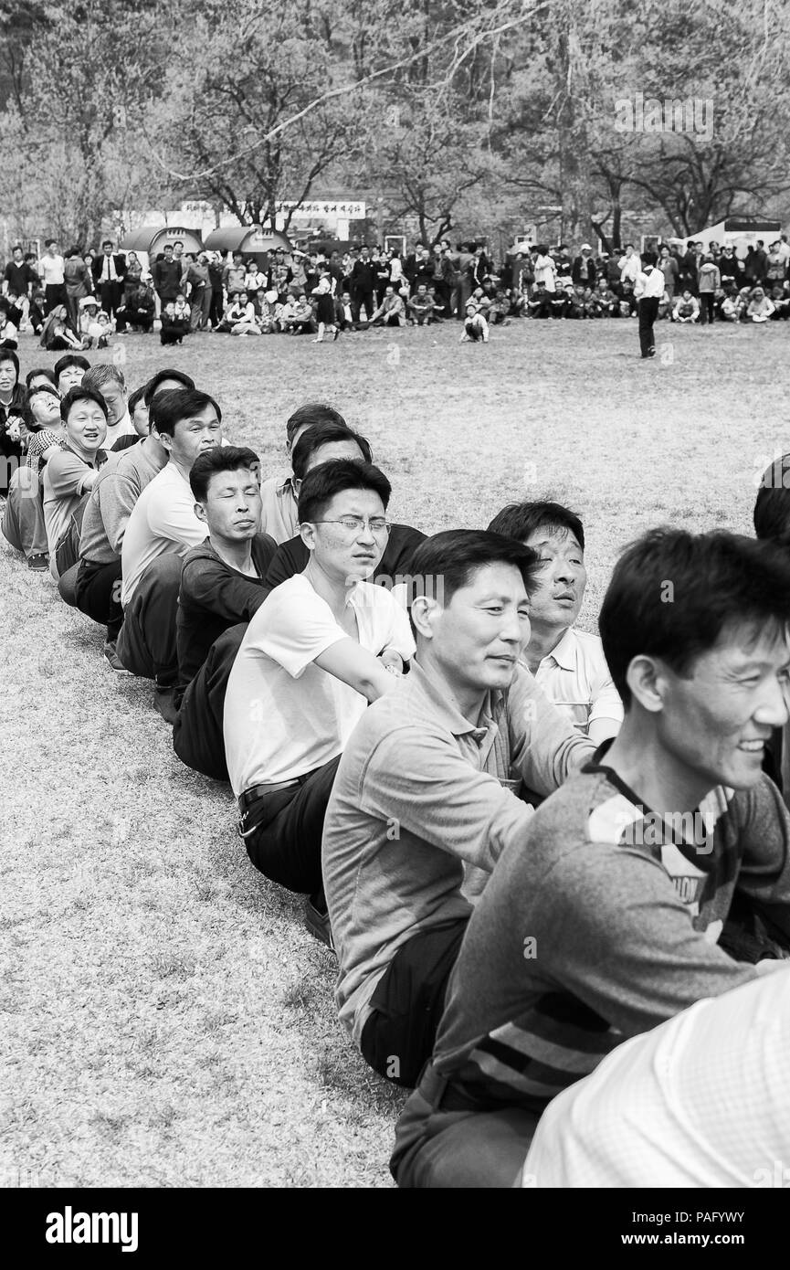 Nordkorea - Mai 1, 2012: Koreaner im Tauziehen spiel Teilnehmenden während der Feier des Internationalen Arbeiter Tag in N. Korea, Mai Stockfoto