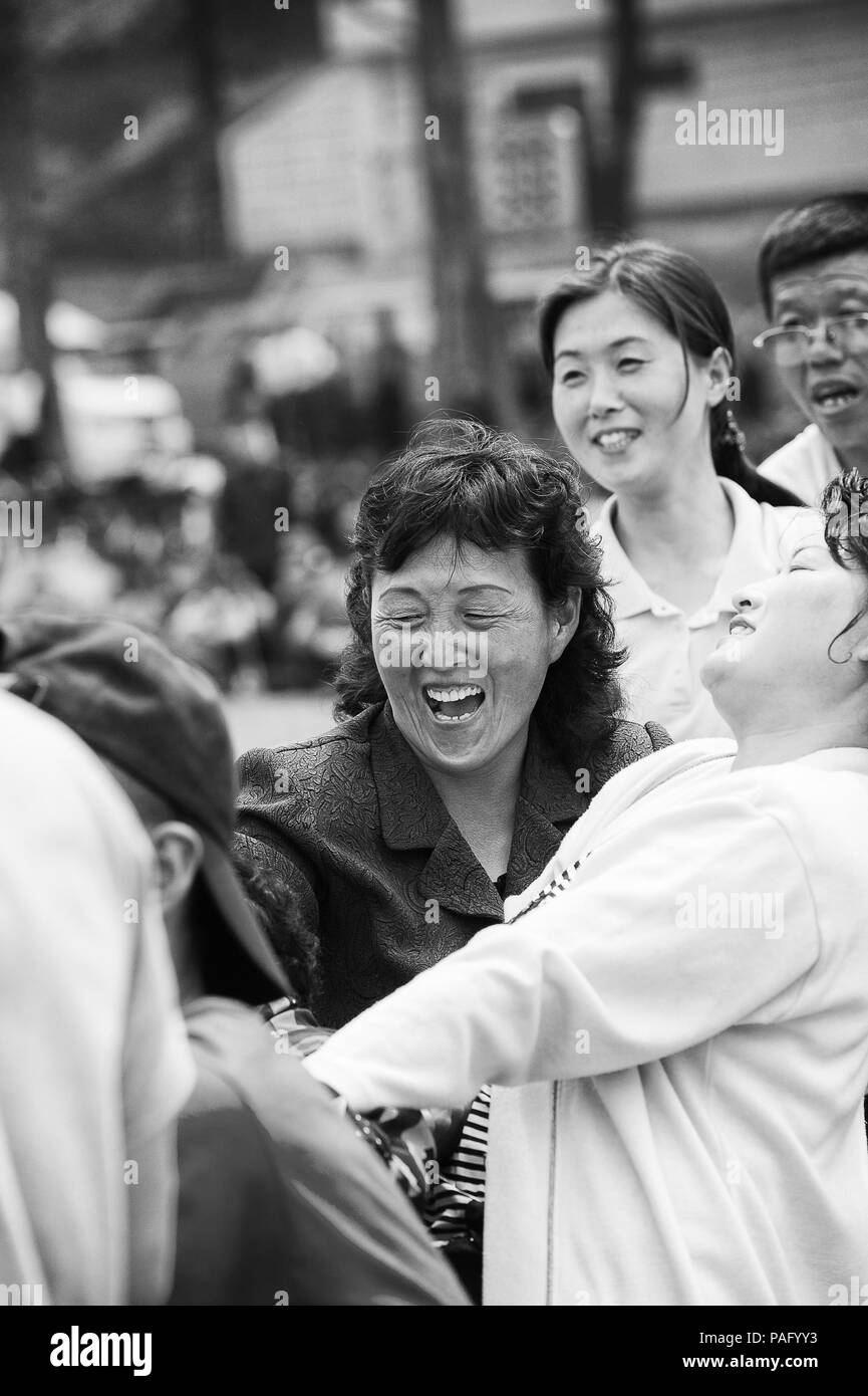 Nordkorea - Mai 1, 2012: Koreanische Frauen aktiv in das Tauziehen Spiel teilnehmen während der Feier des Internationalen Arbeiter Tag in N. Kore Stockfoto