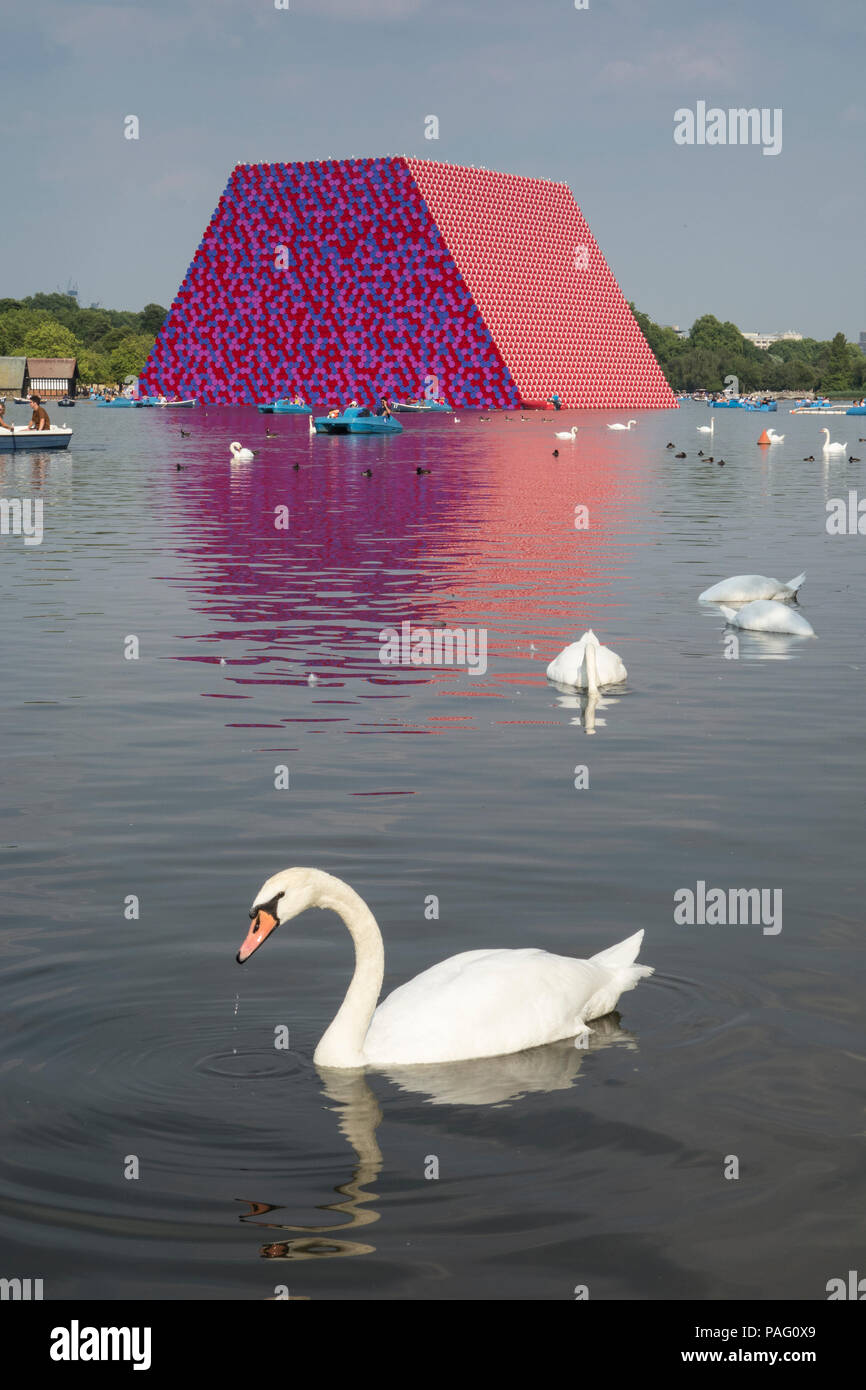 Höckerschwäne surround Christo und Jeanne-Claude die temporäre Skulptur der London Mastaba auf dem Serpentine, Hyde Park, London, UK Stockfoto