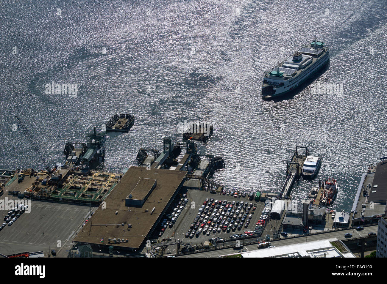 Luftaufnahme von einem Staat Washington Fähre an der Seattle Ferry Terminal 801 anreisen, Alaskan Way, Seattle Waterfront, WA, USA. Stockfoto