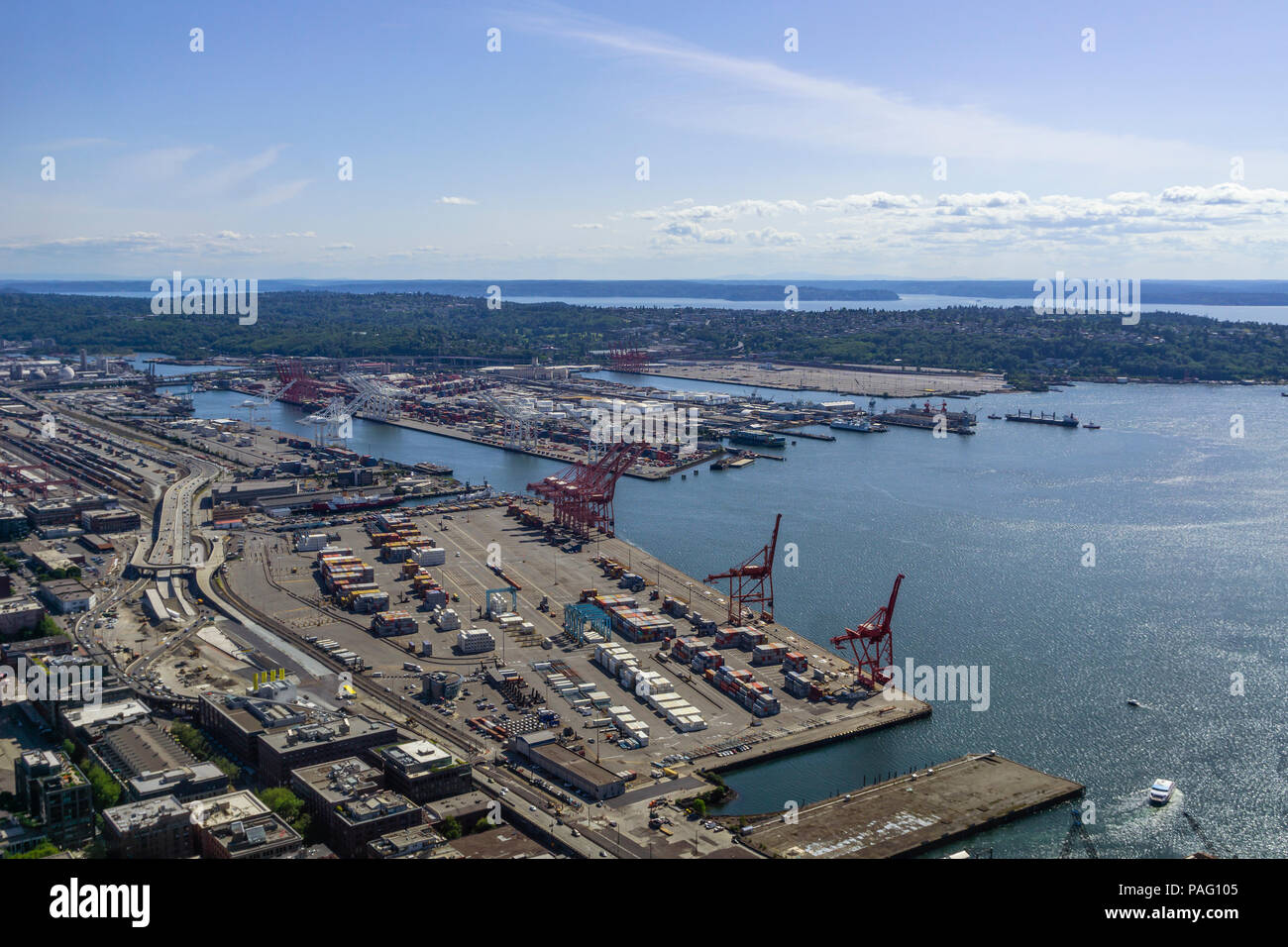 Luftaufnahme des Seattle Hafen an einem sonnigen Tag, Puget Sound, Washington State, USA. Stockfoto