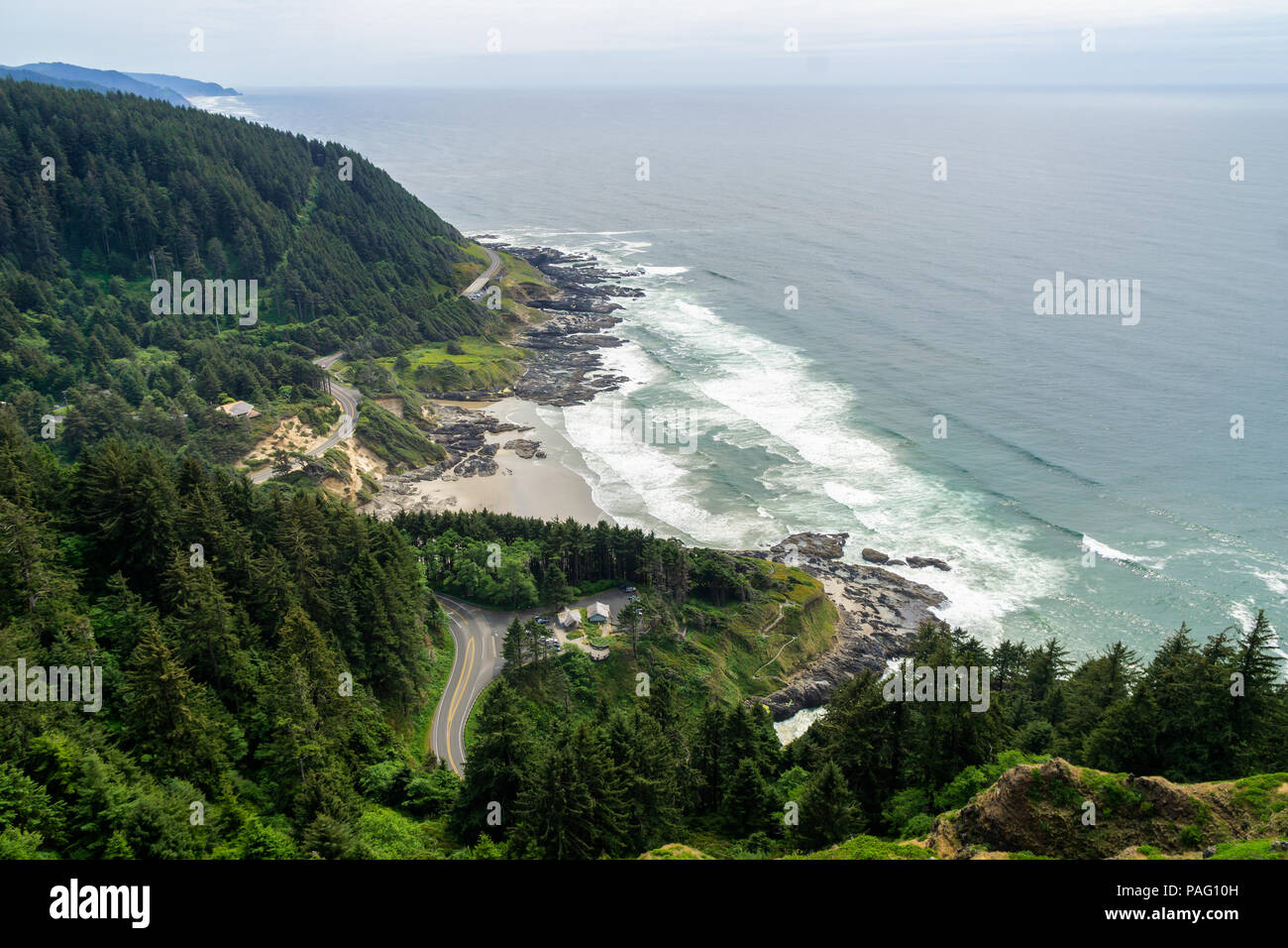 Cape Perpetua Aussichtspunkt. Luftaufnahme des Cape Perpetua Küstenlinie vom Devils Churn zu den Köchinnen Abgrund, Yachats, Küste von Oregon, USA. Stockfoto