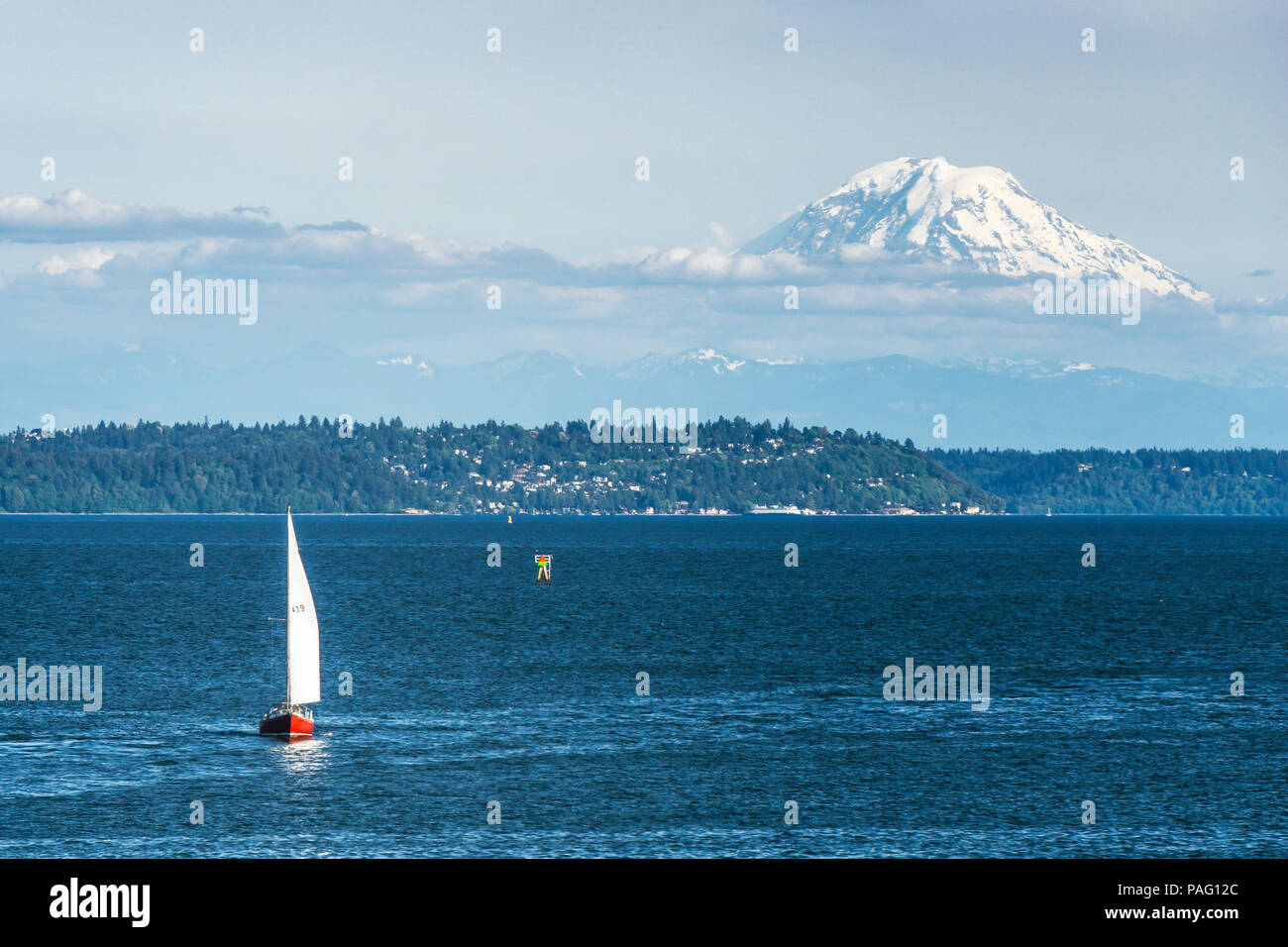 Segelboot auf dem Puget Sound mit dem Mount Rainier im Hintergrund, Seattle, Washington State, USA Stockfoto