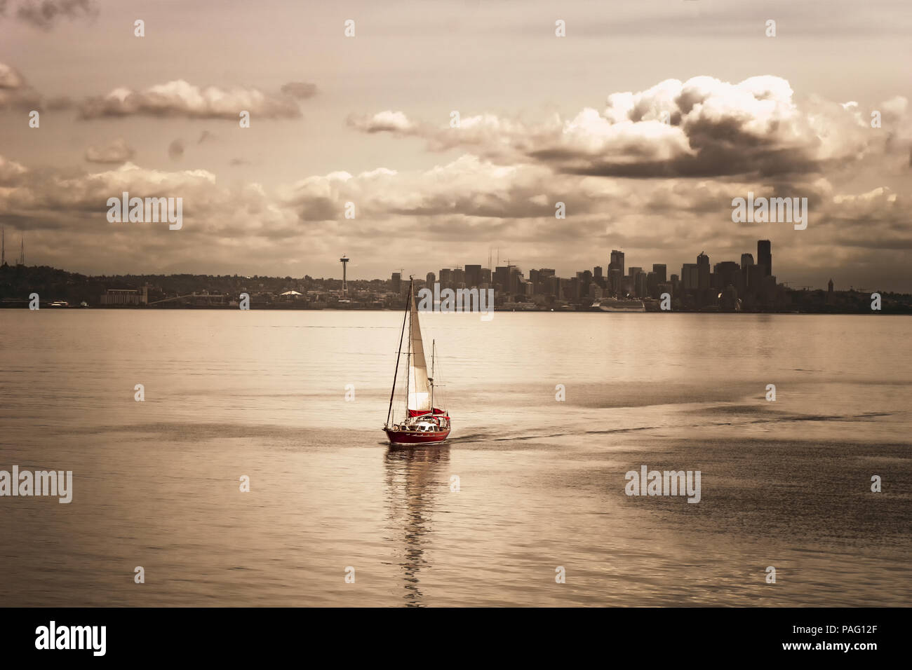 Segeln auf dem Puget Sound mit den Seattle Skyline im Hintergrund, Washington State, USA. Vintage Look. Stockfoto