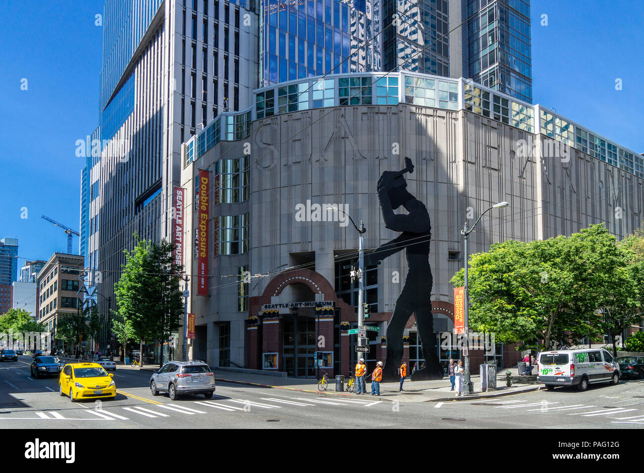 Seattle Art Museum Gebäude mit dem Hämmern Mann Skulptur von Jonathan Borofsky am Eingang, in der Innenstadt von Seattle, WA, USA. Stockfoto