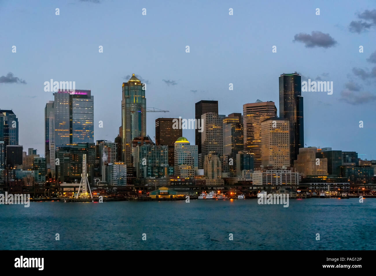 Seattle Skyline bei Nacht. Downtown Seattle Stadtbild aus dem Puget Sound während der Dämmerung, WA, USA gesehen. Stockfoto