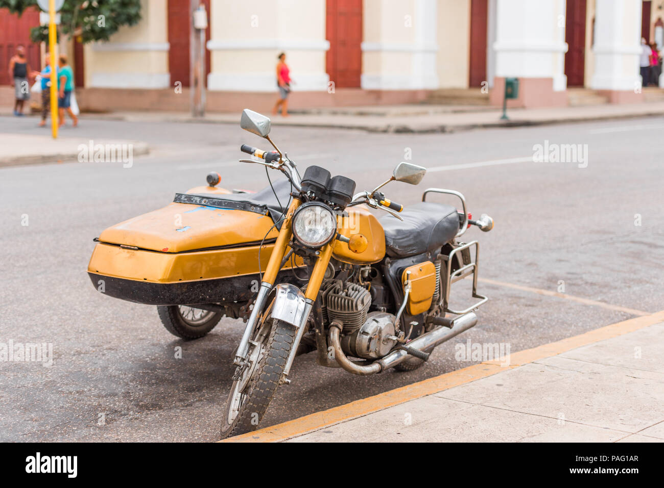 Gelb retro Motorrad auf city street, Kuba, Havanna. Kopieren Sie Platz für Text Stockfoto
