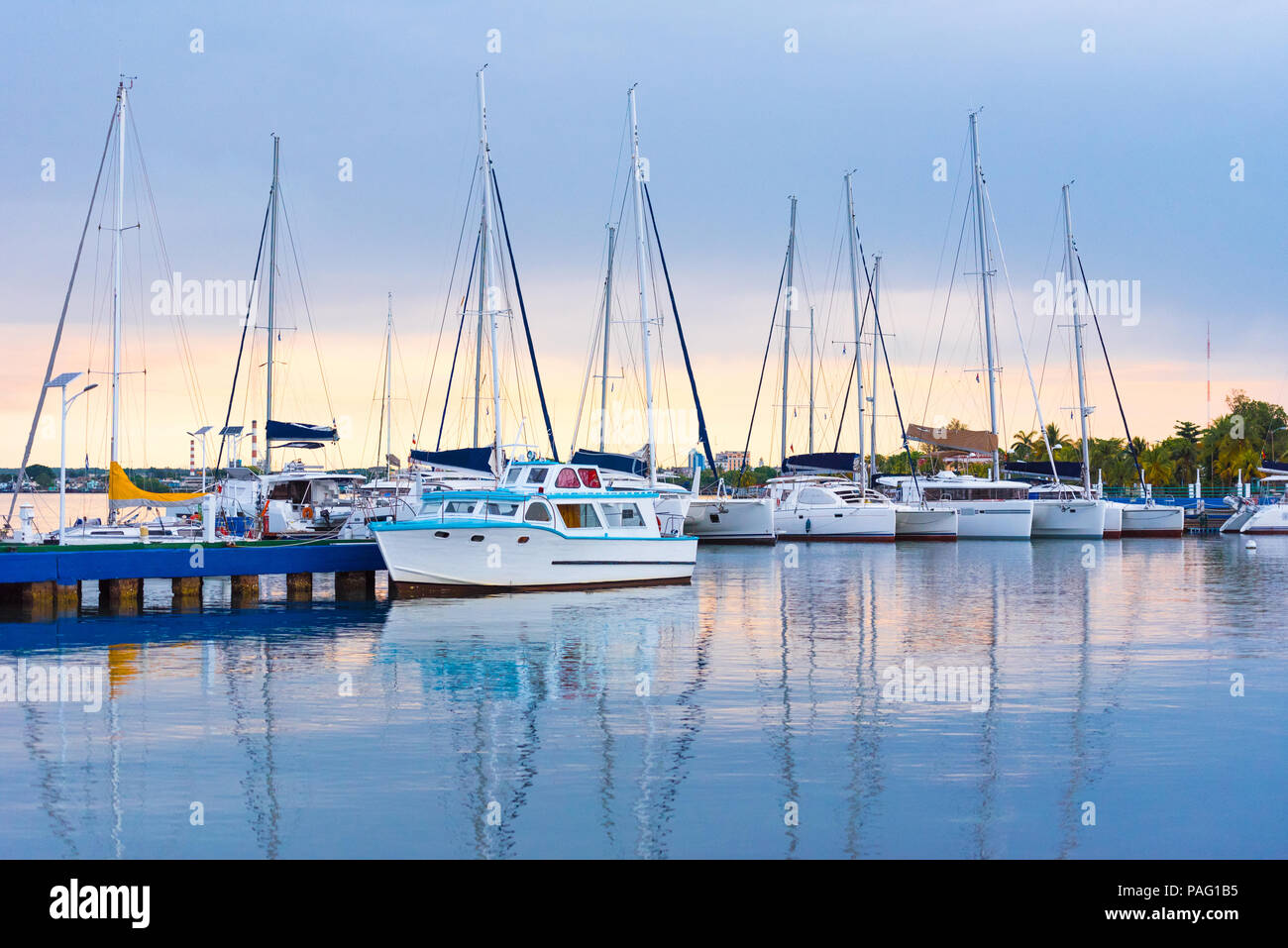 Blick auf die Boote am Ufer, Kuba, Havanna. Kopieren Sie Platz für Text Stockfoto