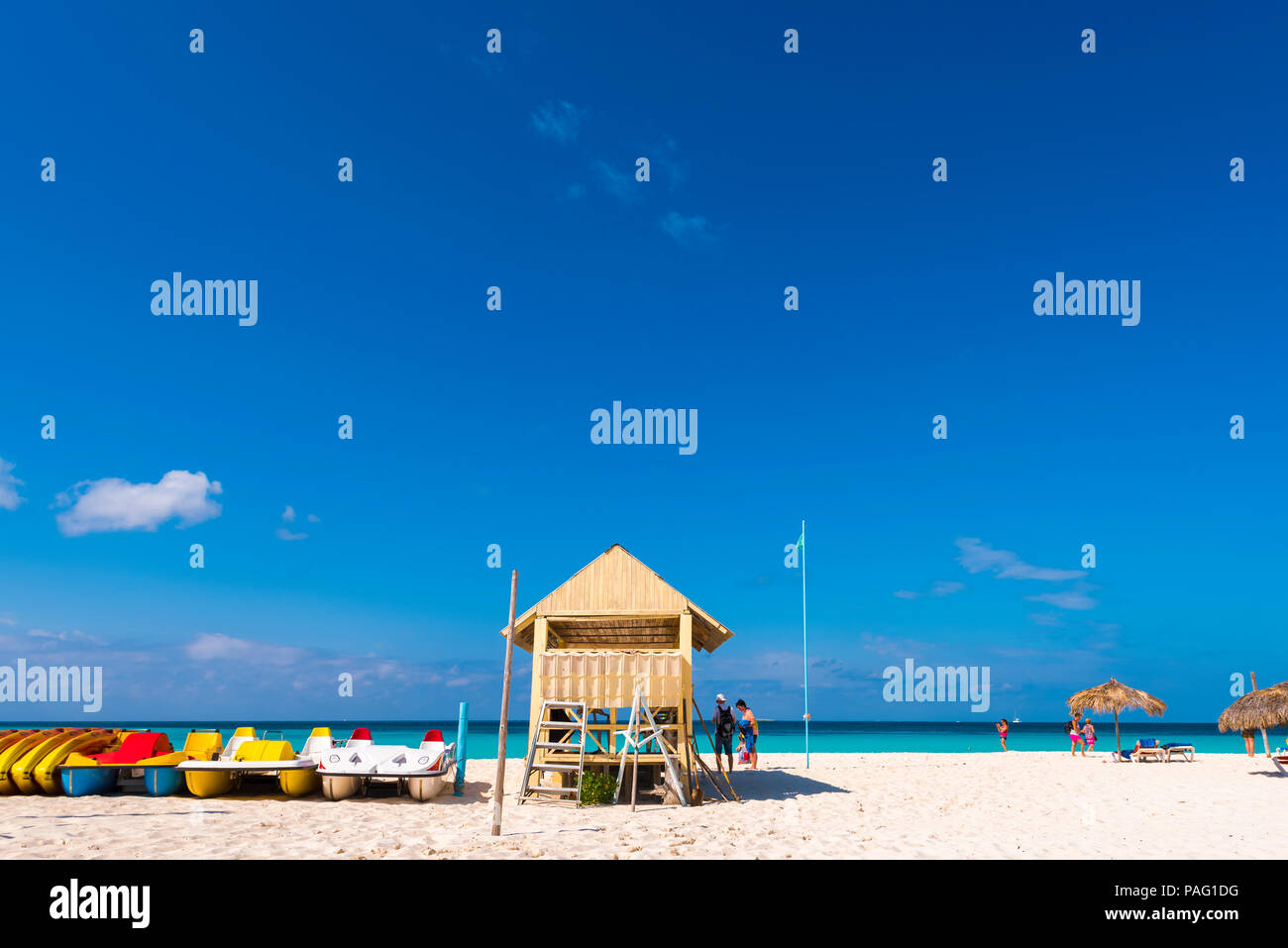 Aussichtsturm auf dem Sandstrand der Playa Paradies, auf der Insel Cayo Largo, Kuba. Kopieren Sie Platz für Text Stockfoto