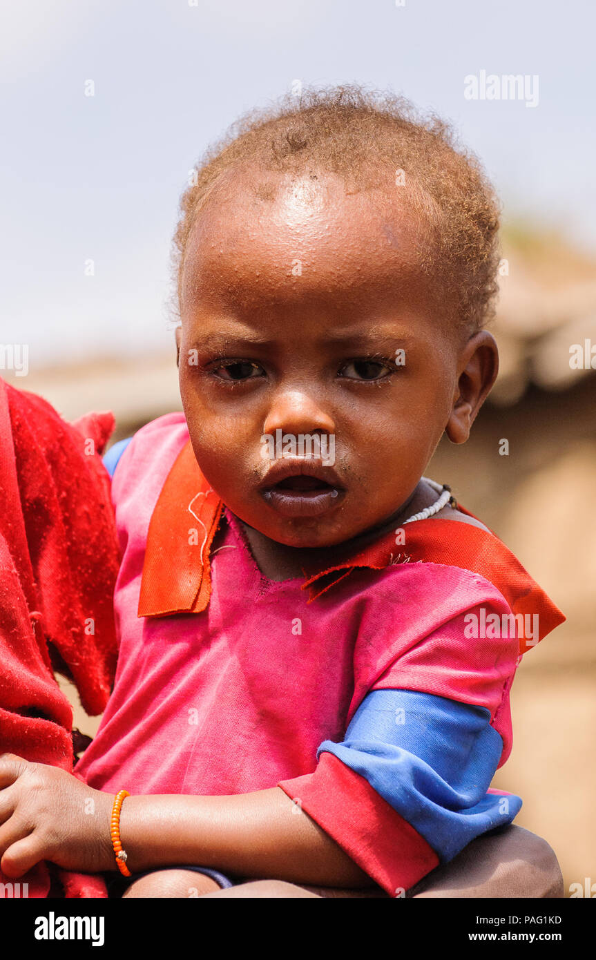 AMBOSELI, Kenia - 10. OKTOBER 2009: Portrait eines nicht identifizierten Massai kleines Mädchen umarmte ihre Mutter in Kenia, 10.Oktober 2009. Massai Menschen sind eine NILOTISCHE Stockfoto