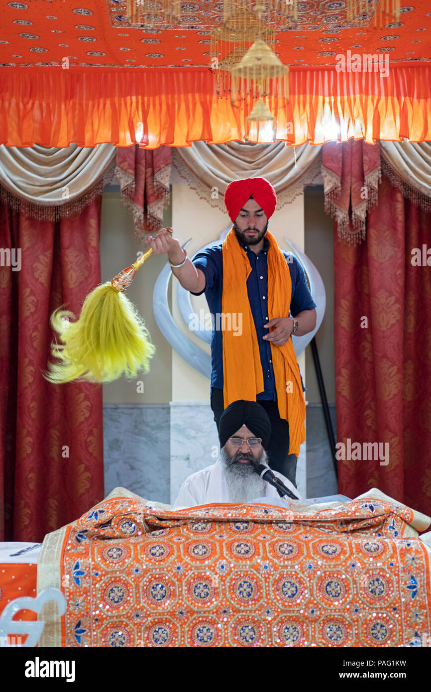 Ein Sikh Priester, ein Granthi, lesen Sri Guru Granth Sahib, dem heiligen Buch der Sikhs. In Richmond Hill in Queens, New York. Stockfoto