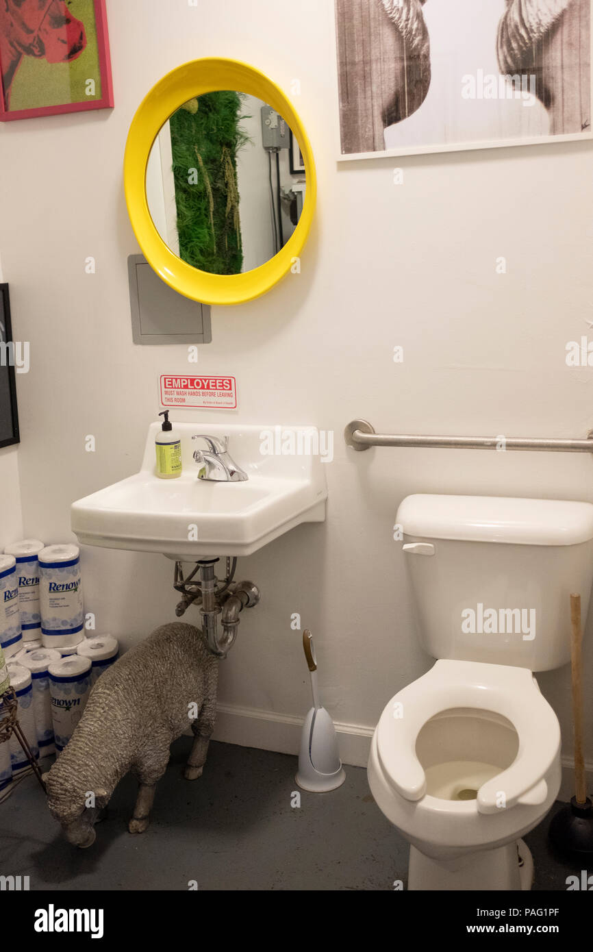 Eine ungewöhnliche unisex Badezimmer an. Im West Village in Manhattan. Beachten Sie die Keramik Schafe unter der Spüle. Stockfoto