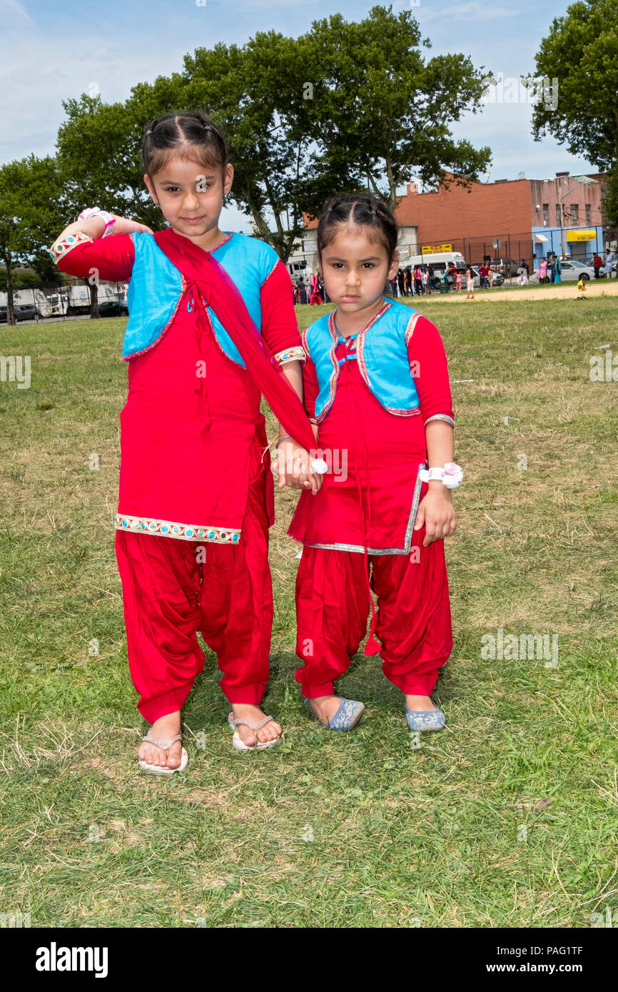 Stellen Portrait von fast identisch gekleidet Schwestern der Sikh Gurmat Spiele Teilnahme an Smokey Park in South Richmond Hill, Queens, New York City Stockfoto