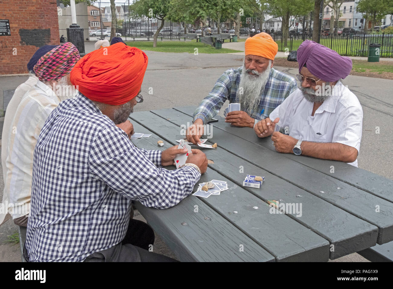 Fünf Sikh Männer spielen das Kartenspiel sickern im Freien an Smokey Park in Richmond Hill, Queens New York City. Stockfoto