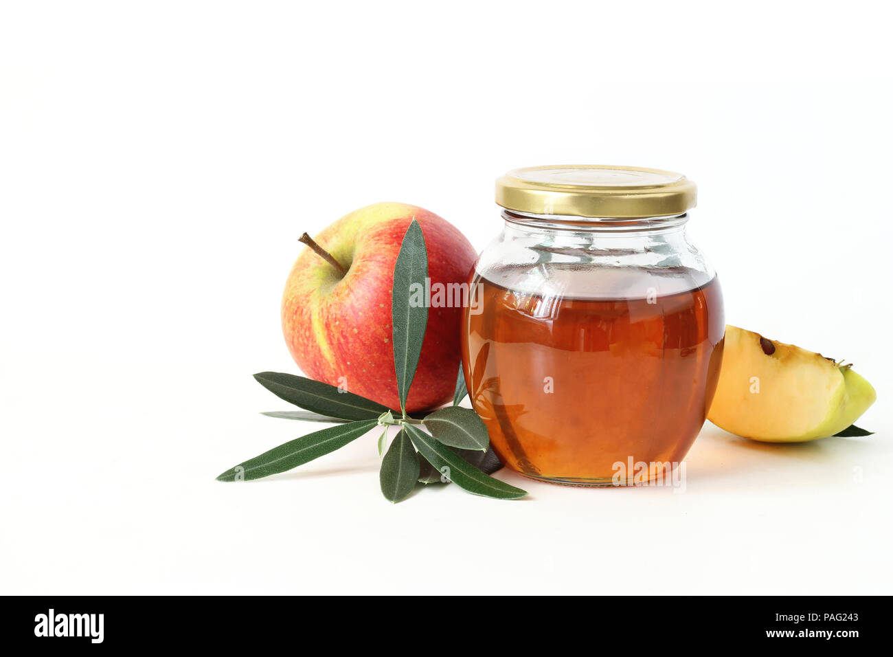 Rosh Hashana, das Jüdische Neue Jahr Grußkarte, Einladung. Traditionelle Speisen Stilleben Komposition mit Honigtopf, Apfel Obst und Olive Branch auf weißem Hintergrund. Stockfoto