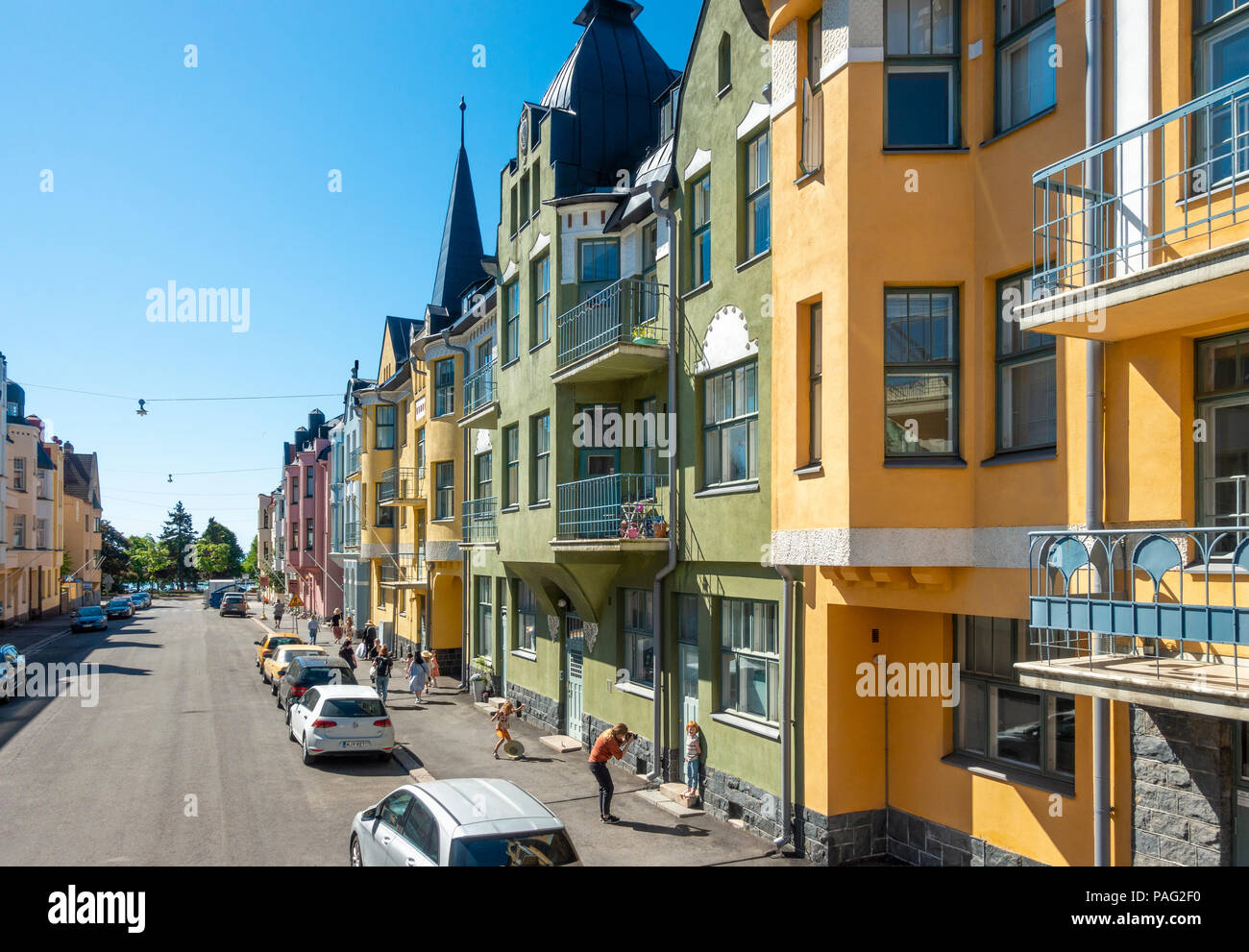Helsinki bunte Häuser in Huvilakatu Straße, Helsinki, Finnland. Bunte Straße mit pastellfarbenen Jugendstil und Art Nouveau Stadtvillen Stockfoto