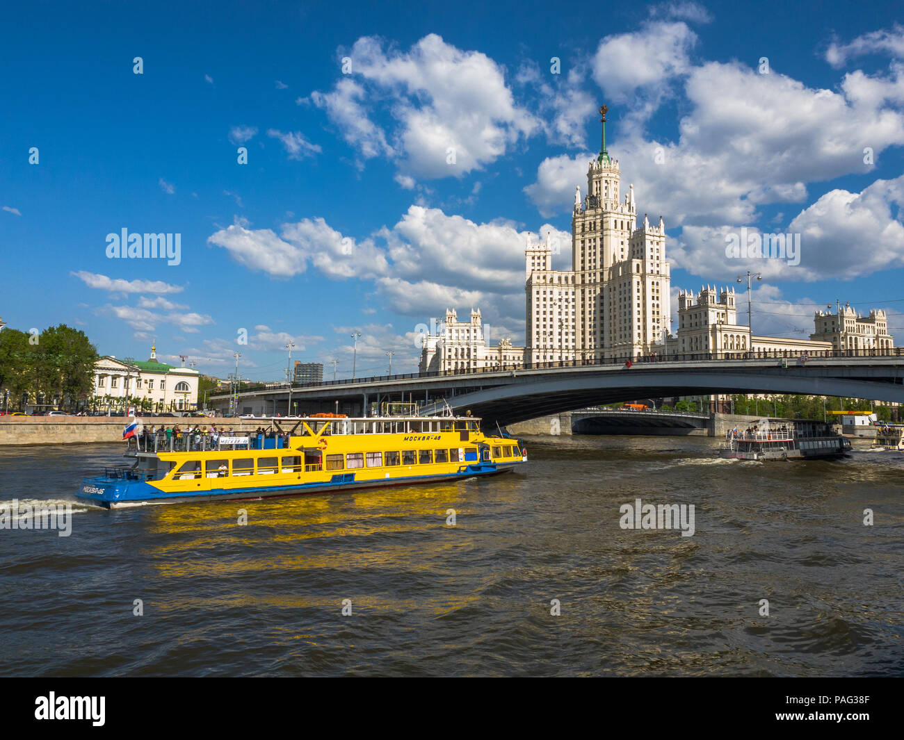 Moskau, Russland - 12. Mai. 2018. Moskva - Schiffe auf dem Fluss Vergangenheit Wolkenkratzer auf einem kotelnicheskaya Damm Stockfoto