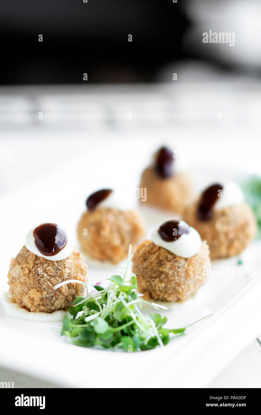 Gourmet Bio scotch Wachteleier moderne Starter snack Teller am Tisch Stockfoto