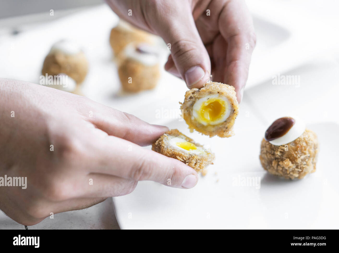 Mann öffnen gourmet Bio scotch Wachteleier moderne Starter snack Schale Stockfoto