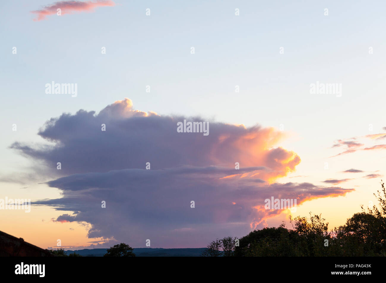 Altocumulus lenticularis Wolkenbildung Linsenförmige Wolken bei Sonnenuntergang über den Bergen in der Hochebene von Millevaches, Creuse, Nouvelle-Aquitaine, Frankreich Stockfoto