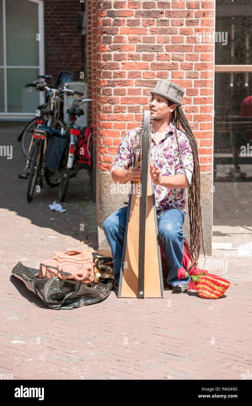 Straßenmusiker in den Straßen von Middelburg auf seinem Instrument spielt  Stockfotografie - Alamy