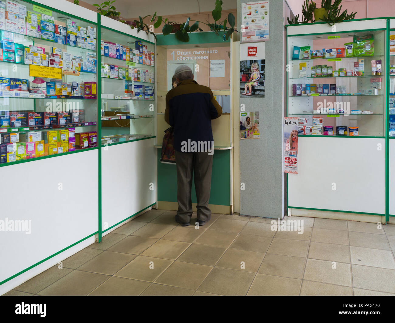 Gryazi, Russland - Juli 5. 2018. Rentner kauft Arzneimittel in der Apotheke in der Abteilung der präferenziellen Bereitstellung Stockfoto