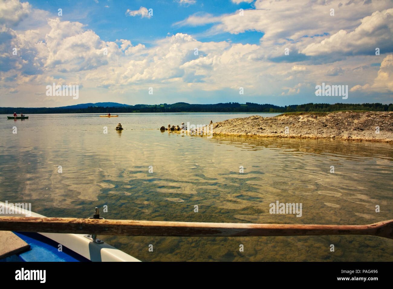 Padling auf einem bayerischen See an einem warmen Sommernachmittag Stockfoto