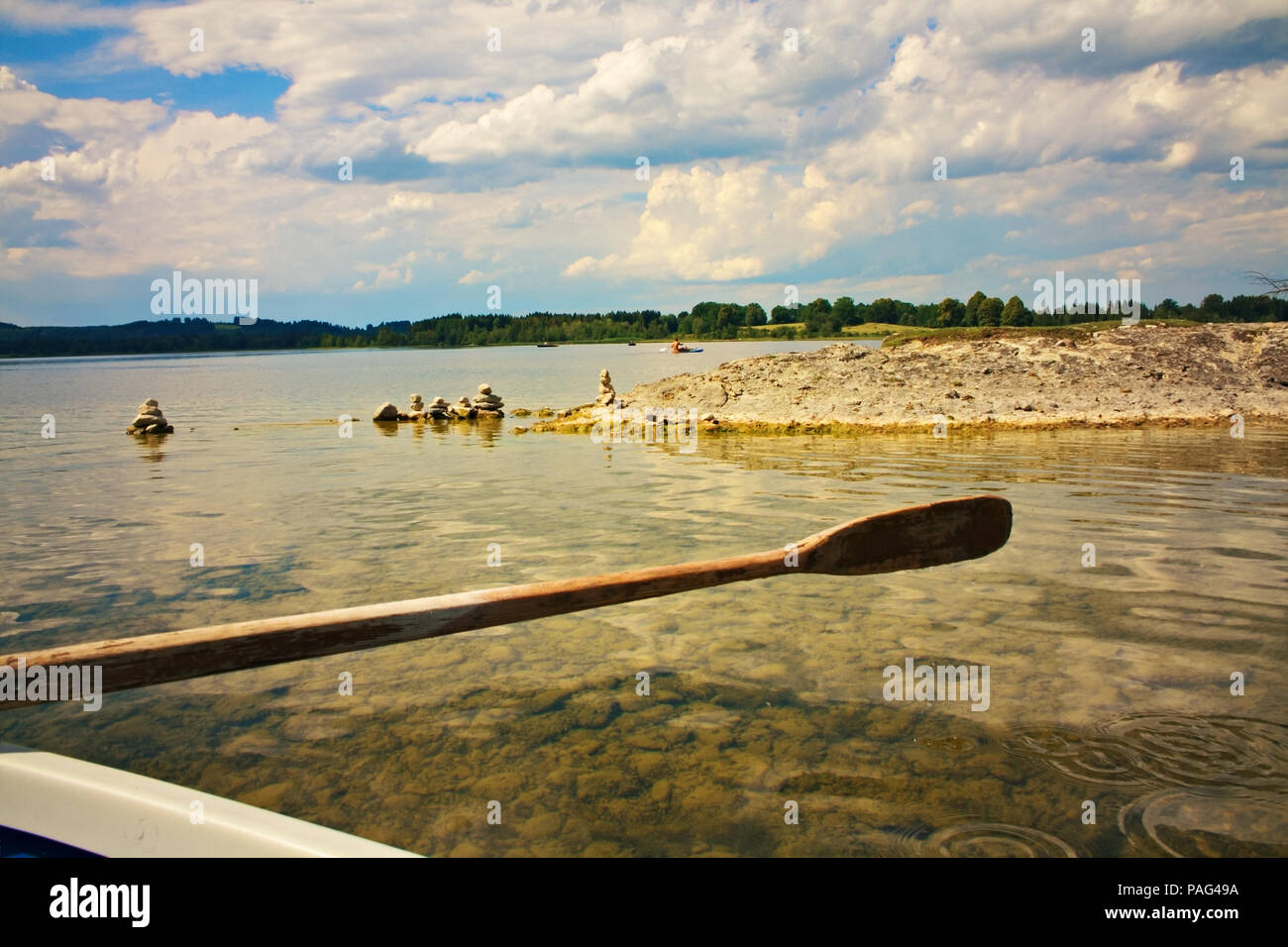 Padling auf einem bayerischen See an einem warmen Sommernachmittag Stockfoto