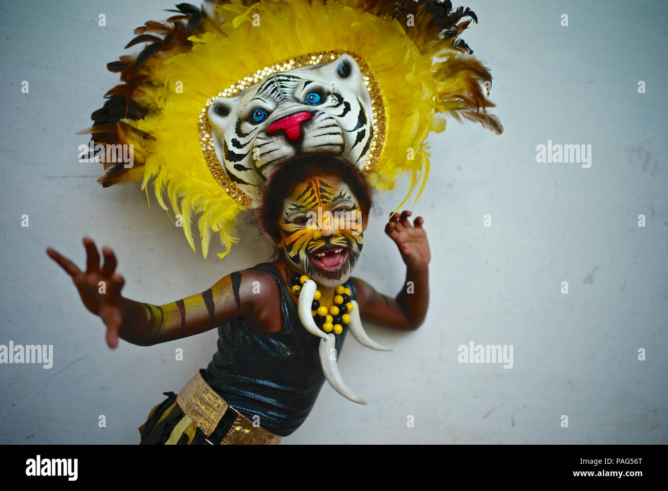 Mitglied der Jungla Africana musikalische Gruppe, trug ein Löwe Maske erstellt von Master kolumbianischen Maske artisan Jose Padilla Stockfoto