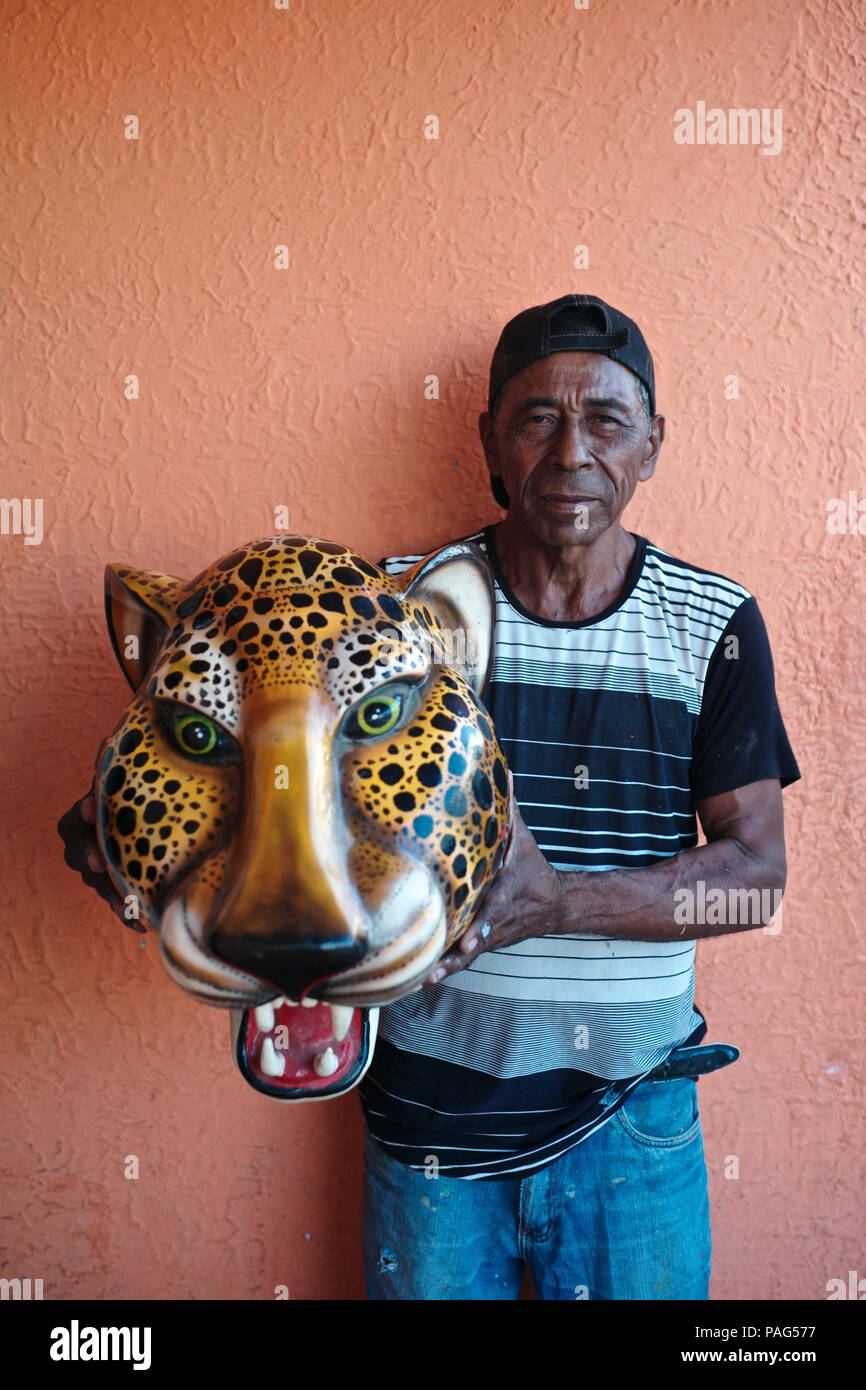 Master kolumbianischen Maske artisan Holding einen riesigen Wald Jaguar Maske Stockfoto