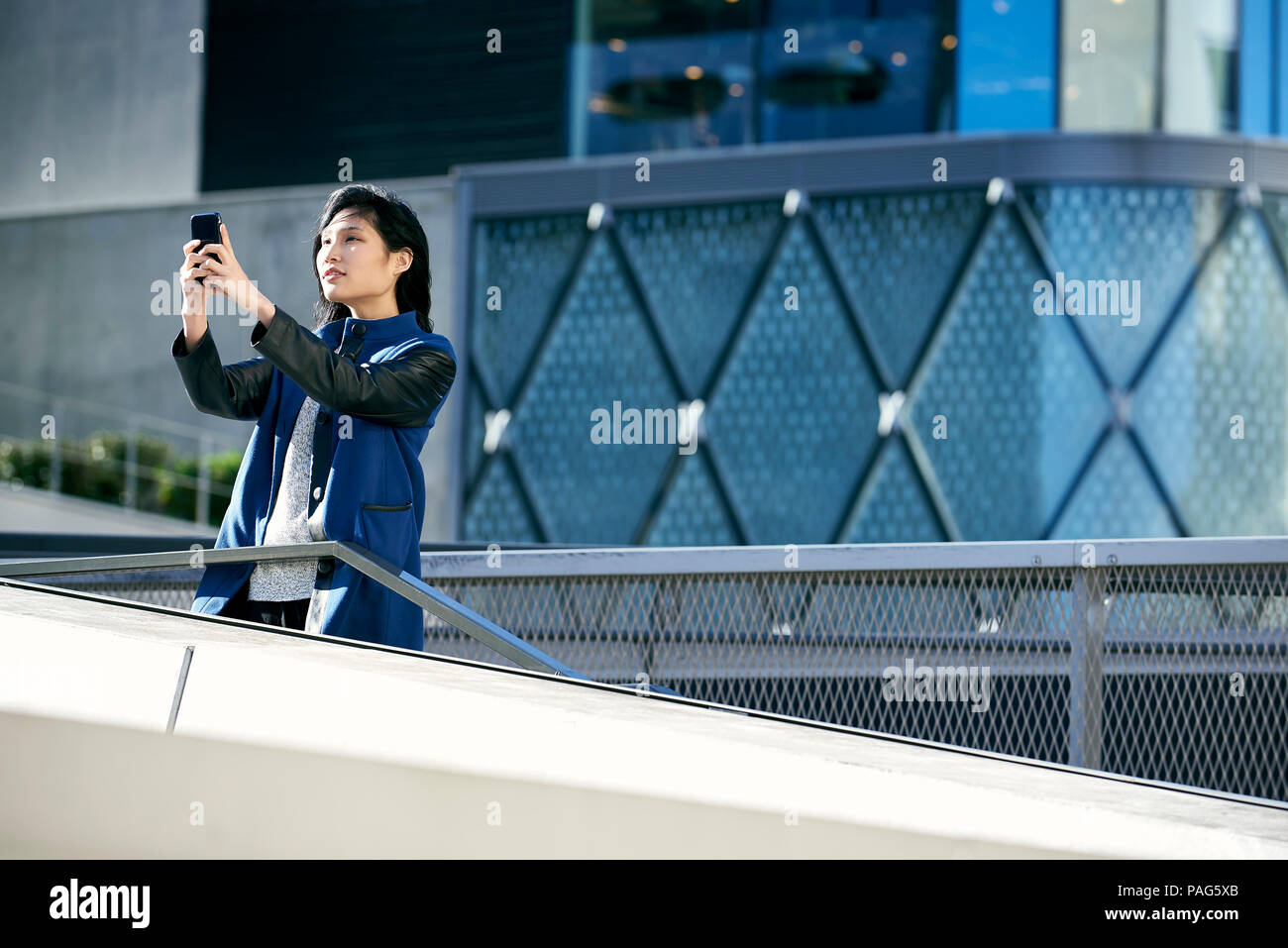 Junge Frau, die die Selfie mit Smartphone Stockfoto