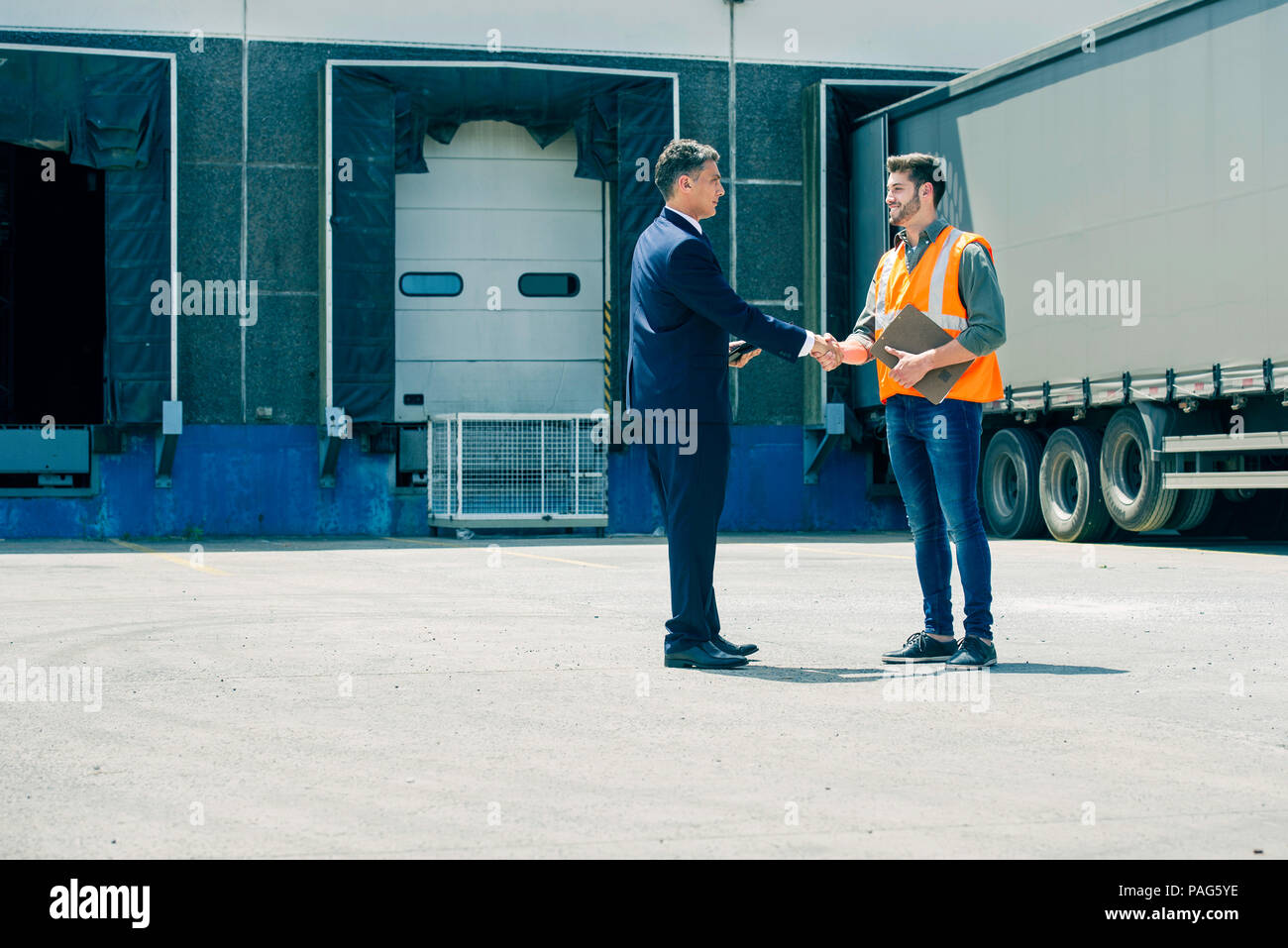 Arbeitnehmer Händeschütteln mit Geschäftsmann Stockfoto