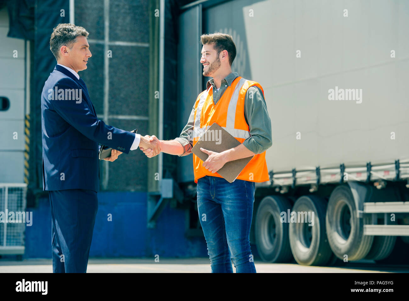 Arbeitnehmer Händeschütteln mit Geschäftsmann Stockfoto
