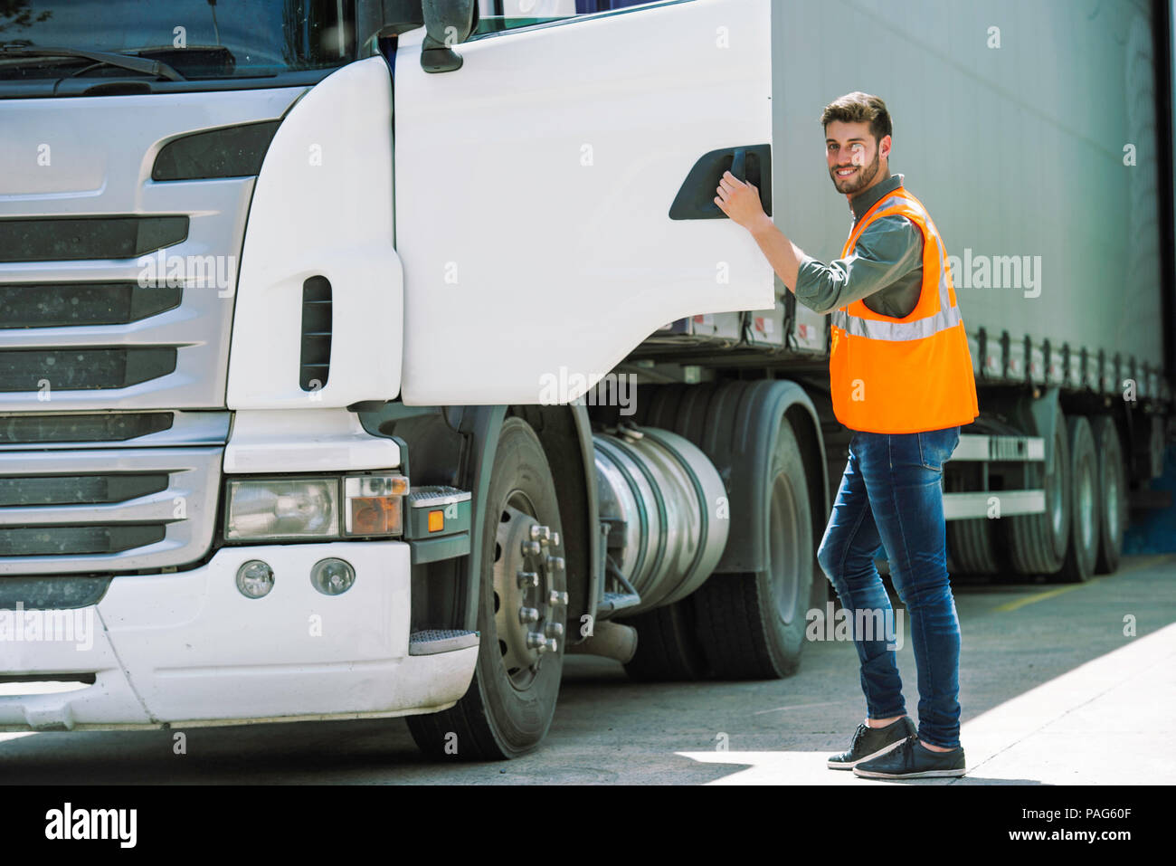 Arbeitnehmer Öffnen der Tür Lkw Stockfoto