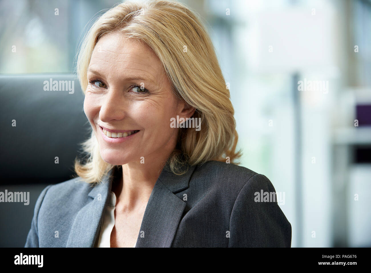 Nahaufnahme der Geschäftsfrau lächelnd Stockfoto