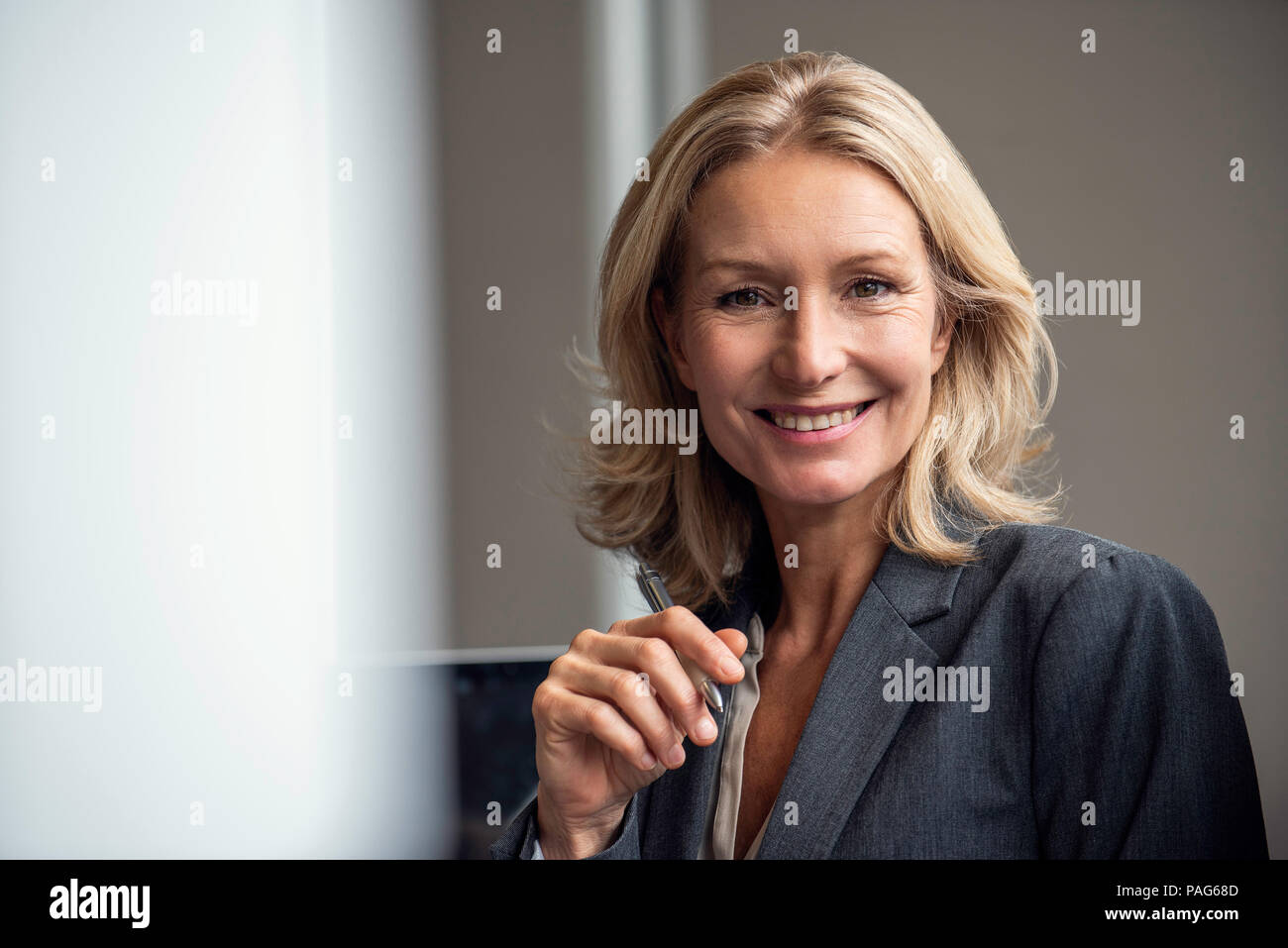 Nahaufnahme der Geschäftsfrau lächelnd Stockfoto