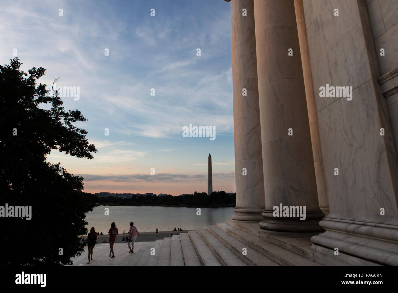 Mit Blick über das Tidal Basin in Richtung Washington Monument vom Jefferson Memorial in Washington, DC, bei Sonnenuntergang. Stockfoto