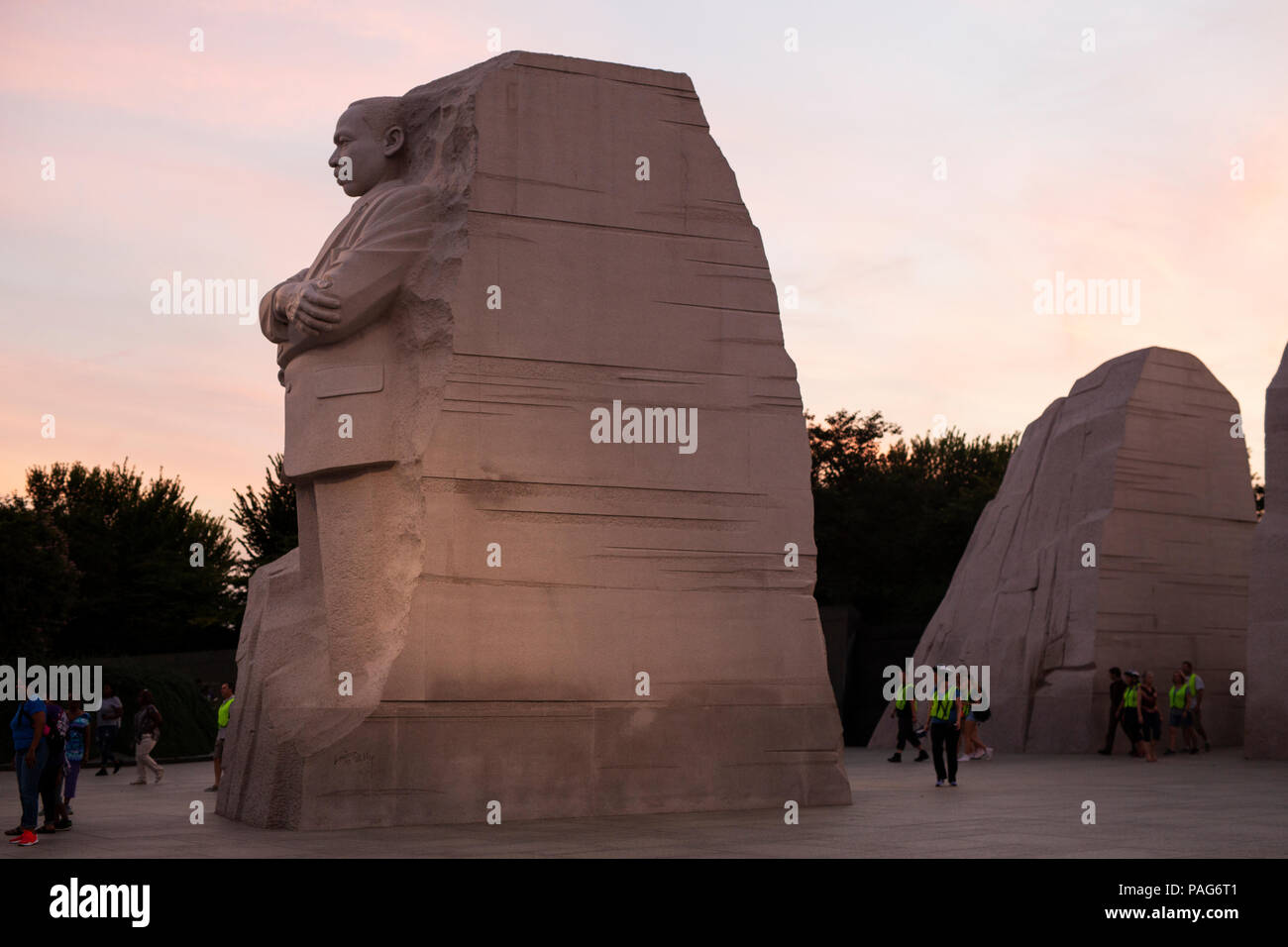 Das Martin Luther King Jr. Memorial in Washington, DC, bei Sonnenuntergang. Das Denkmal steht im West Potomac Park neben der National Mall. Stockfoto