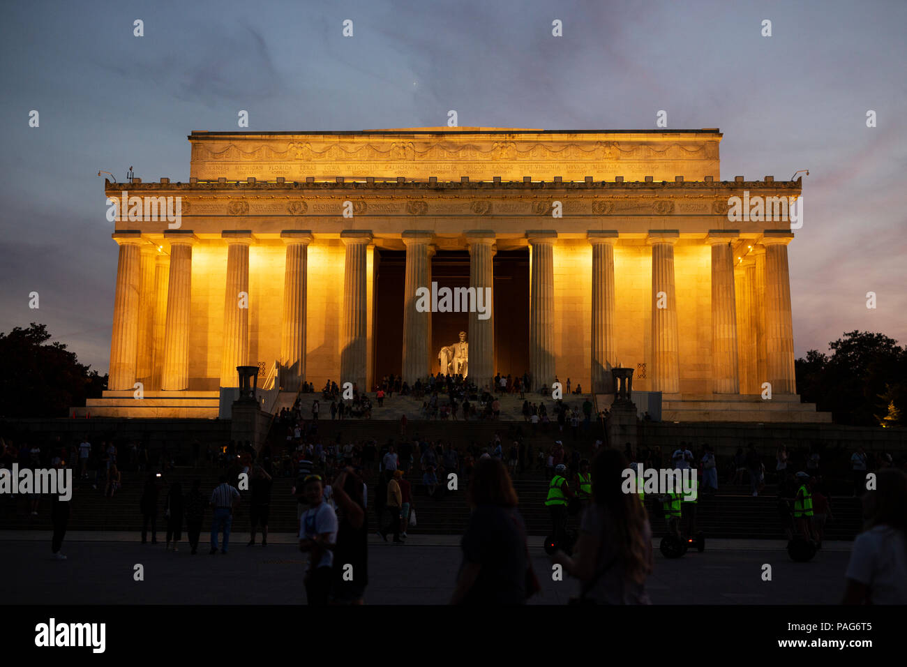 Das Lincoln Memorial in Washington DC, wie die Sonne in einem dramatischen Nachthimmel. Stockfoto