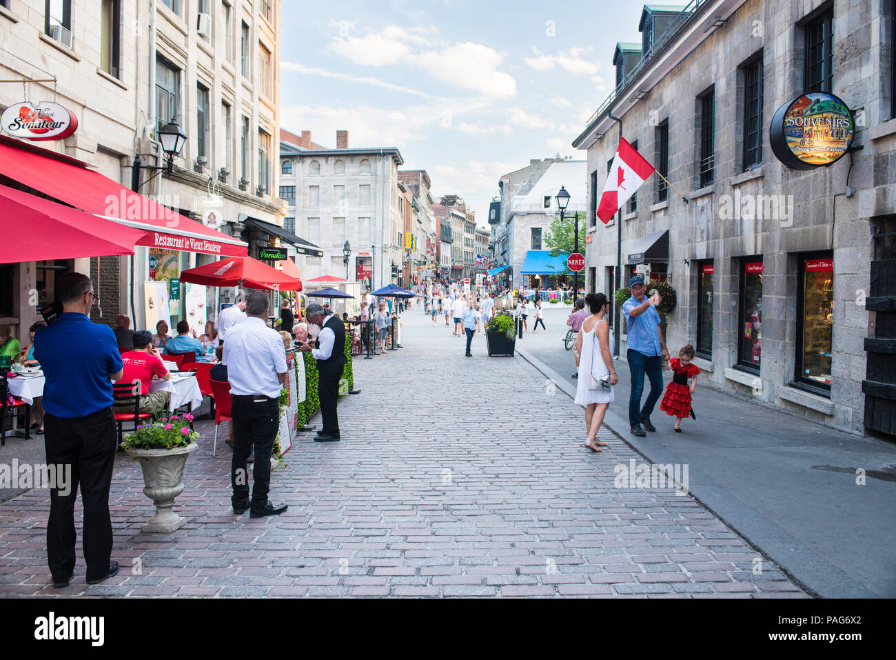 Eine Straße in der Altstadt von Montreal während des Tages im Sommer Stockfoto