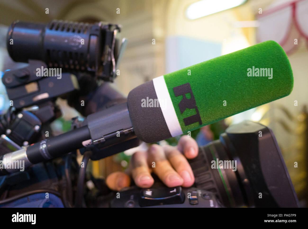 November 23, 2017 Moskau, Russland. Logo des TV-Kanals: Russland heute auf das Mikrofon der Fernsehkamera. Stockfoto