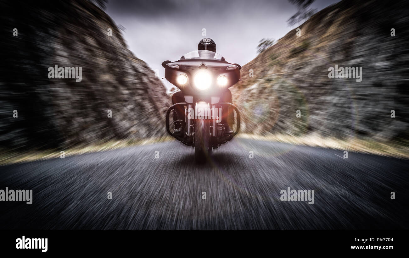 Ein digital manipulierten Bild einen Mann auf einem Cruiser Typ Motorrad in einem Tal Stockfoto