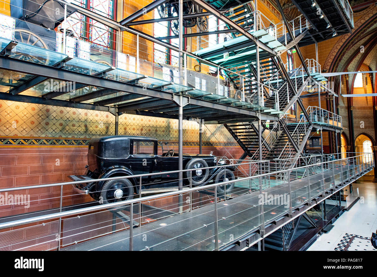 In der ehemaligen Kirche von St-Martin-des-Champs Priorat (und jetzt das Musée des Arts et Métiers) sind Autos, Flugzeuge angezeigt, das Foucault Pendel. Stockfoto