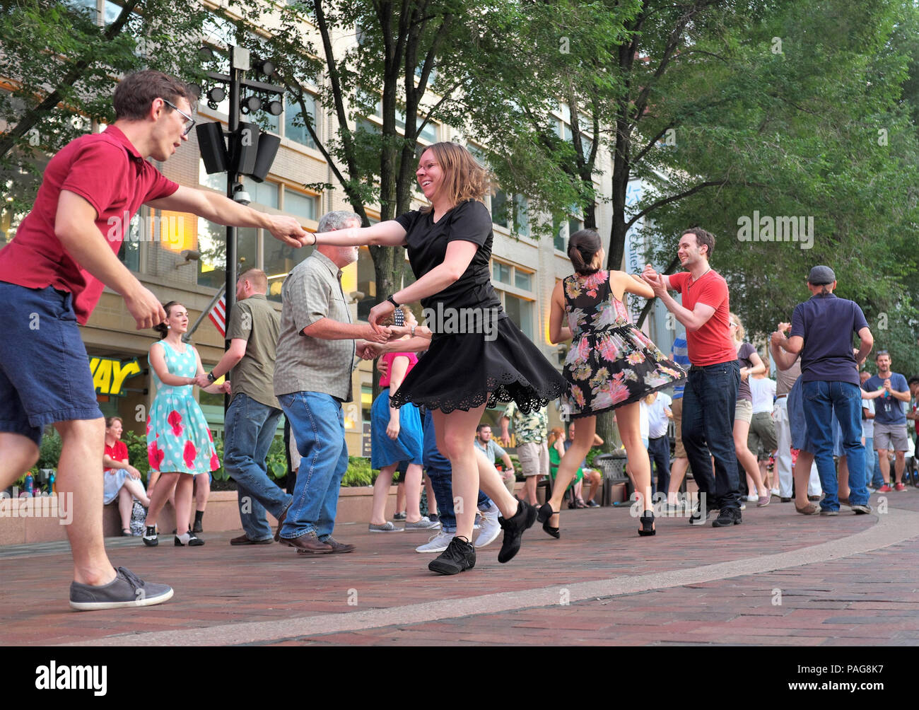 Wöchentliche Playhouse Square 'Dancing Unter Programm der Stars in Cleveland, Ohio, USA hosts Tanz und Live-Musik im Sommer. Stockfoto