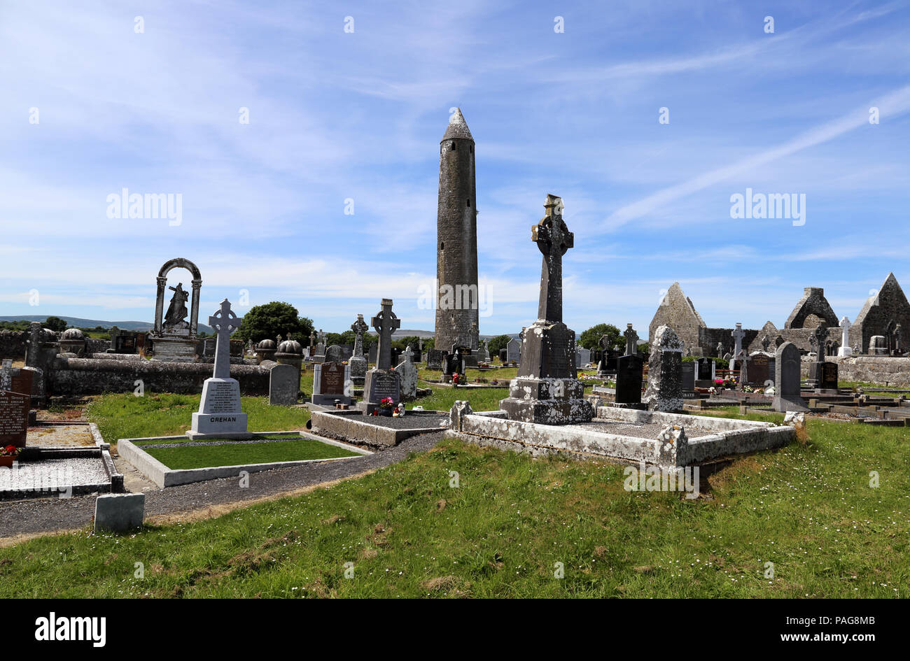 Killmacduagh Kloster ist eine Klosterruine in der Nähe der Stadt Gort in der Grafschaft Galway, Irland. Es war der Geburtsort der Diözese Kilmacduagh. Die lea Stockfoto