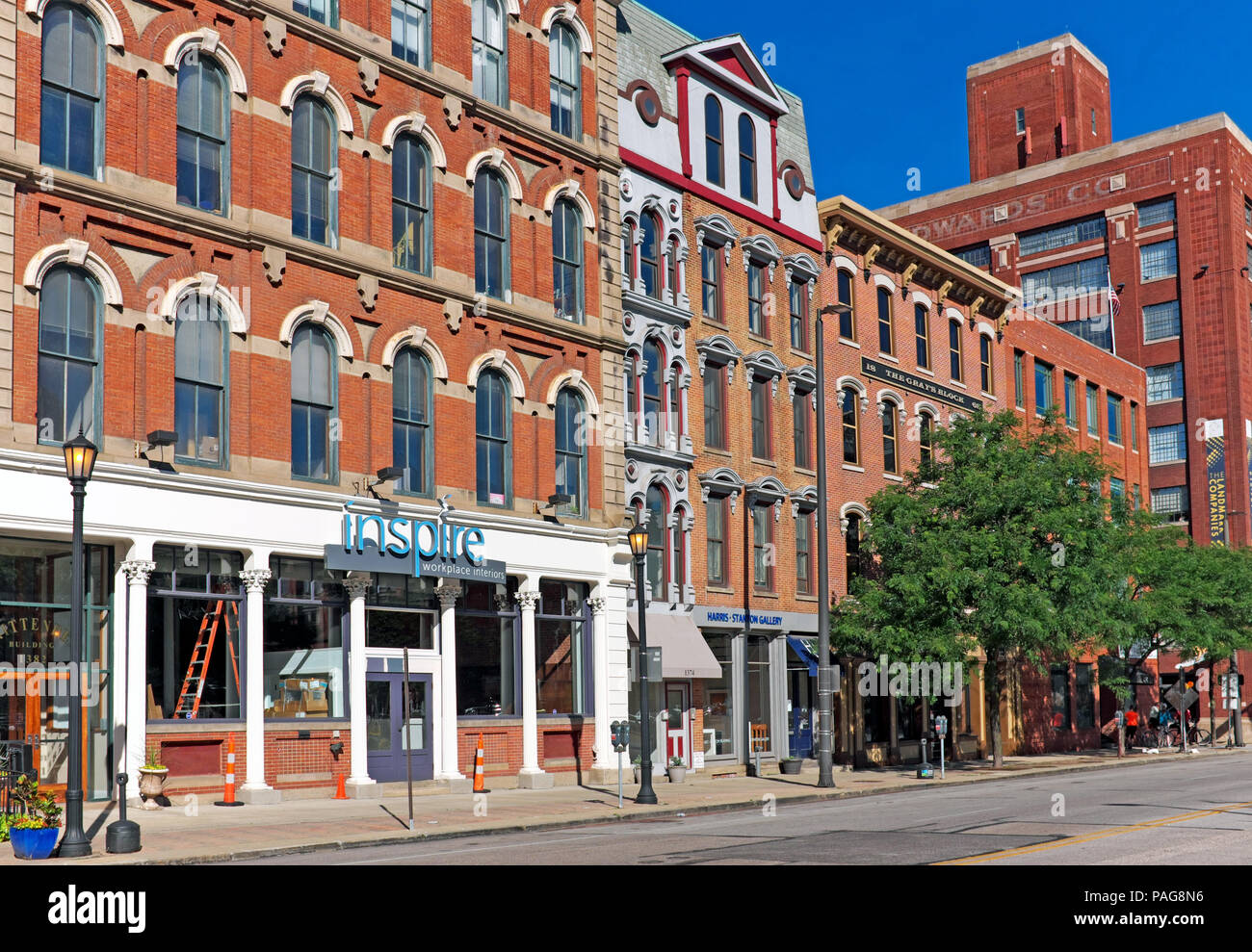 West 9th Street in der Speicherstadt in Cleveland, Ohio gibt Beispiele von Lagerhallen, die erhalten wurden und in gemischt-verwenden. Stockfoto