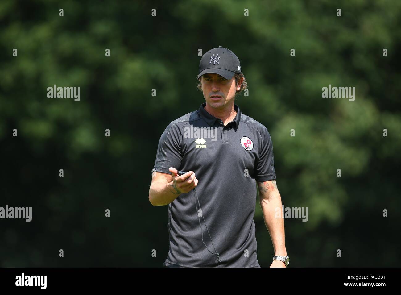 Die Crawley Town Head Coach Harry Kewell während der Vorsaison freundlich zwischen Crawley und Charlton Athletic bei East, East Grinstead, Großbritannien. 21. Juli 2018. Stockfoto