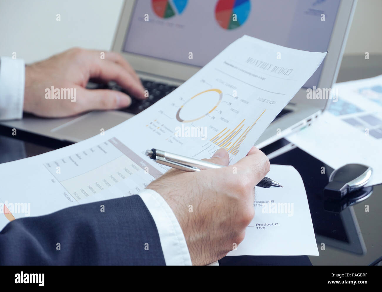 Business man prüfen Daten von Notebook und Watch Budget. den Bericht über die Tabelle. Stockfoto