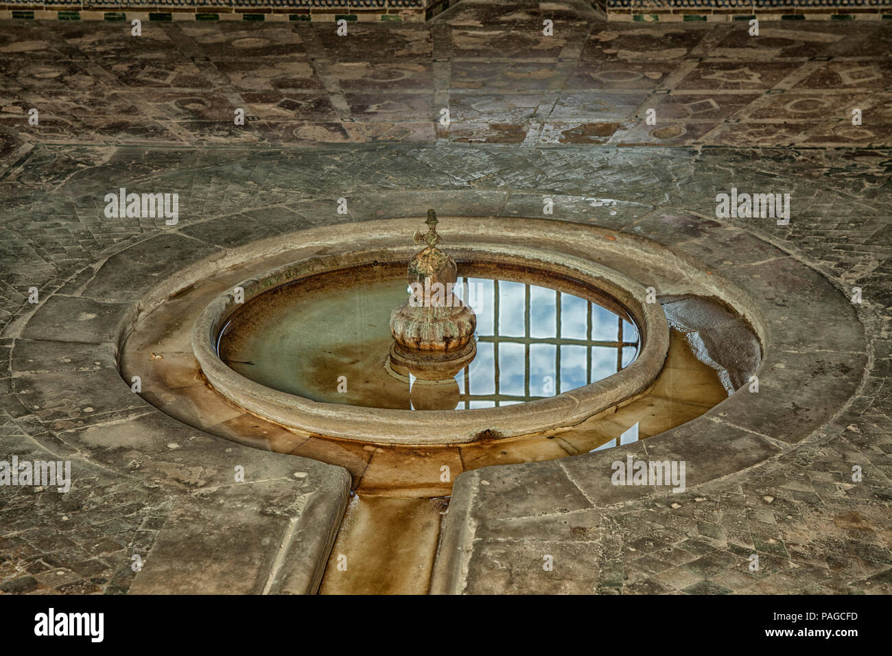 Antike System der Klimaanlage: Brunnen des Royal Alcazars von Sevilla, Spanien. Stockfoto