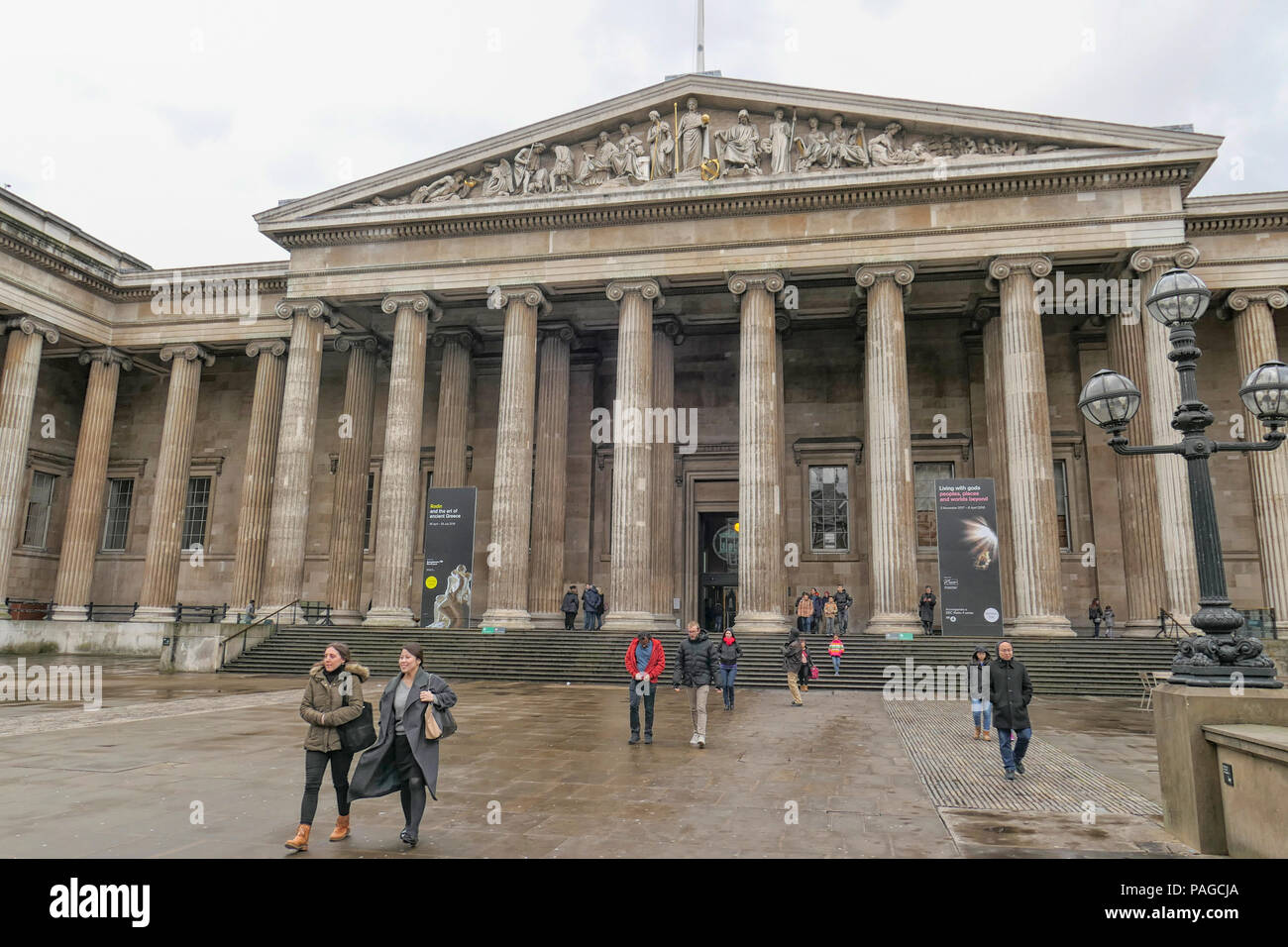 Vistiors Verlassen des British Museum in London. Stockfoto